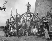 Work-in team 1983 building the new cap roof